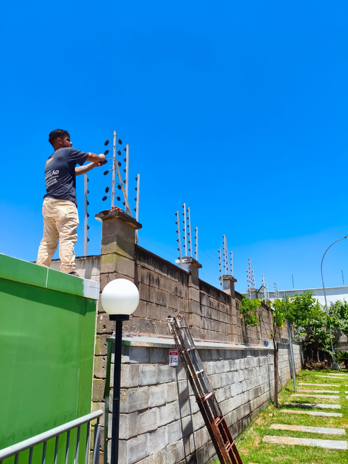 Instalação de cerca elétrica realizada pela Proteção Segurança Eletrônica